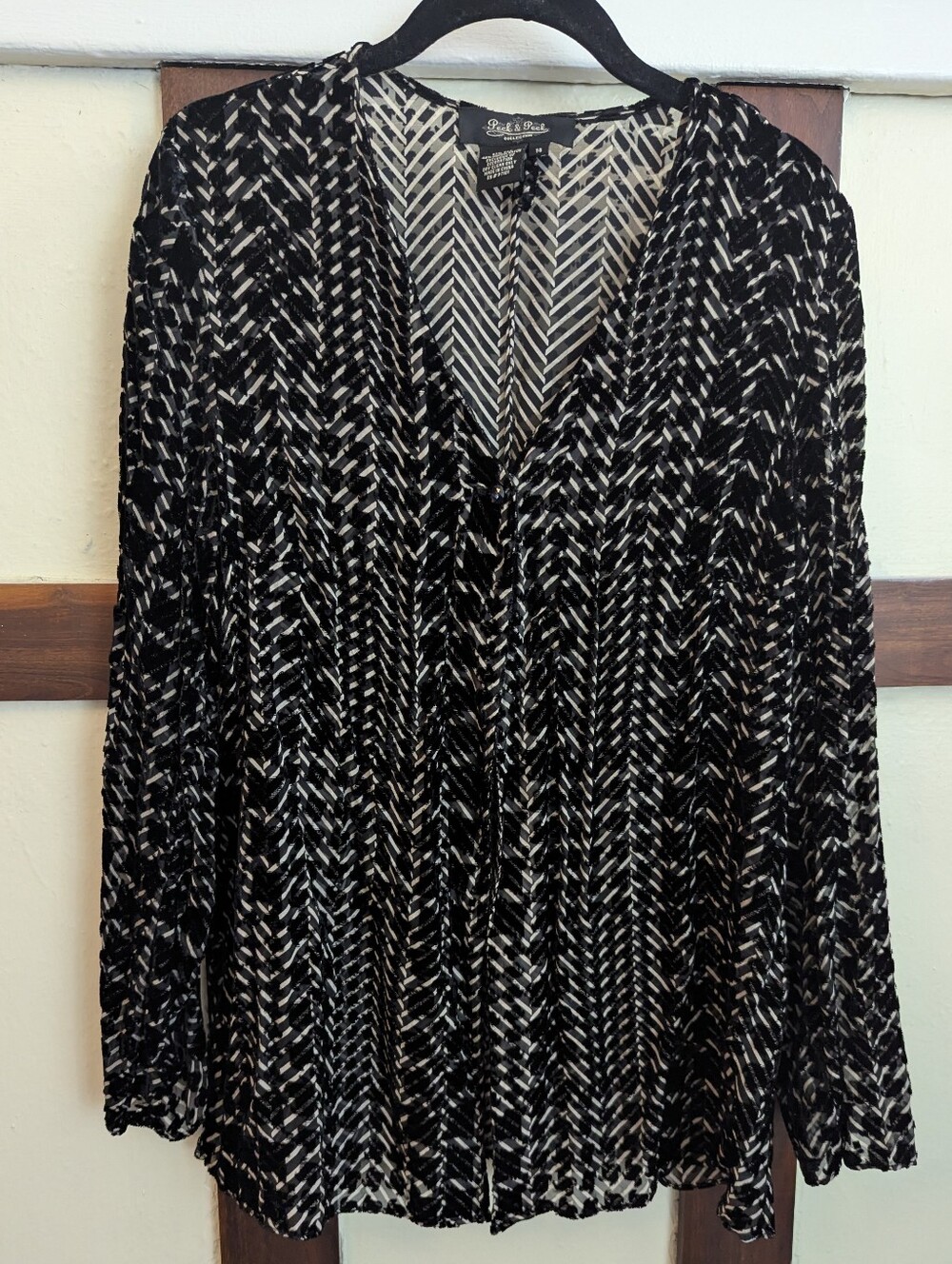 Peck & Peck Black & White Pleated V-Neck Long Sleeve Open front Silk Blend Top